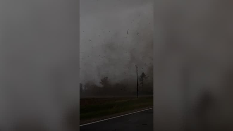 لحظة مرعبة.. رجل يوثّق إعصارًا يضرب منزلًا أمامه مباشرة