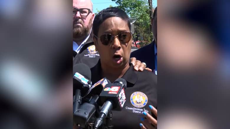 شاهد.. رد فعل مؤثر بعد حادثة إطلاق النار في شريفبورت