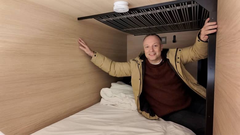 فندق كبسولة في لندن بـ40 دولارًا في الليلة.. كيف هي تجربة النوم فيه؟