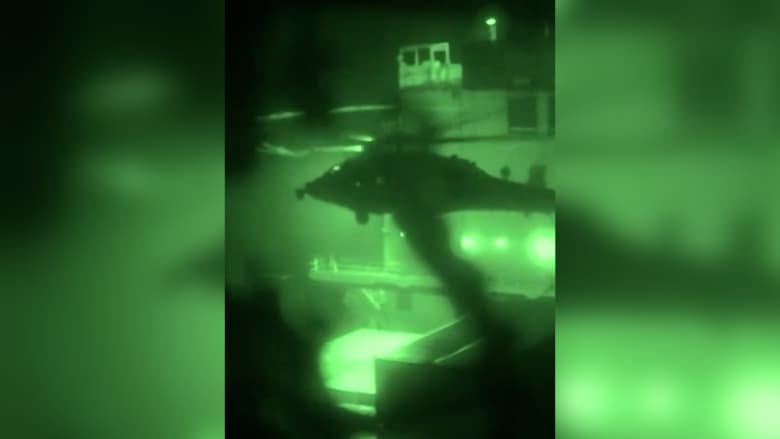 من إطلاق النار إلى احتجازها.. إليك ما نعلمه عن استهداف مدمرة أمريكية لسفينة ترفع علم إيران