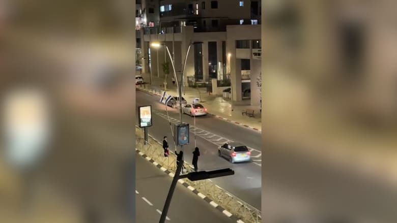 فيديو يُظهر يهودًا متشددين يزيلون الأعلام الإسرائيلية