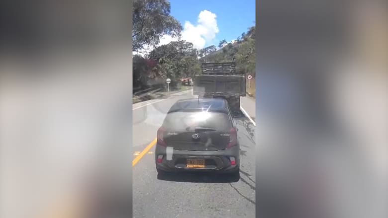 لحظة انفجار قنبلة على طريق سريع مزدحم في كولومبيا.. شاهد ما حدث