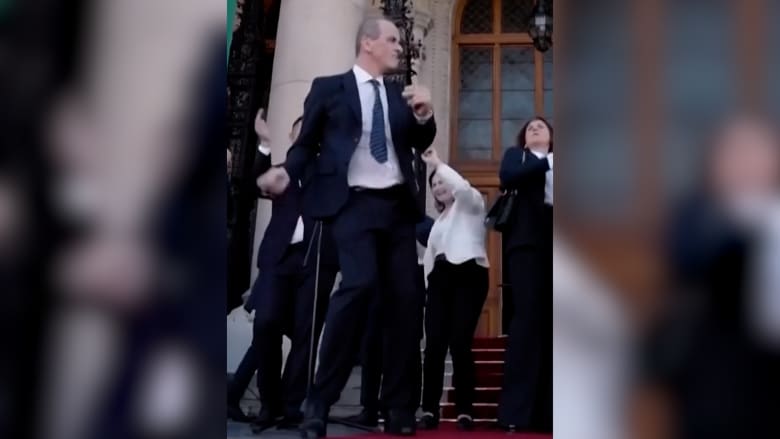 "حقق شهرة واسعة".. السياسي الراقص في المجر يعود بفيديو جديد