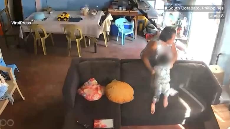 لحظات مرعبة أثناء زلزال الفلبين.. شاهد ما فعلته سيدة مع طفل