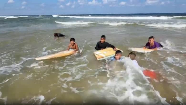 راكبو الأمواج يعودون الى البحر في غزة