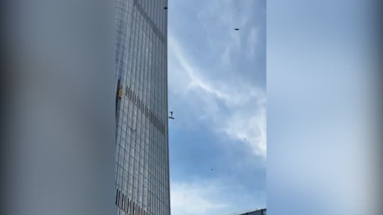 شاهد.. طائرة صغيرة تصطدم بأعلى ناطحة سحاب في بكين