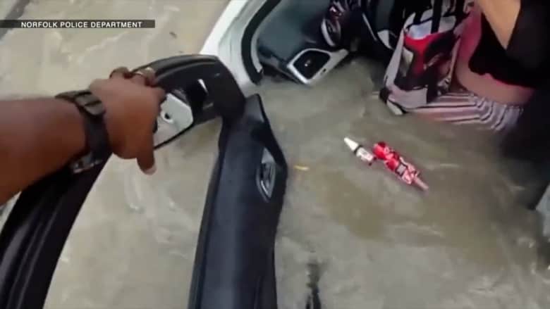 لحظات بطولية.. شاهد ضابطًا يخاطر بحياته لإنقاذ سائقة حوصرت بحفرة عميقة