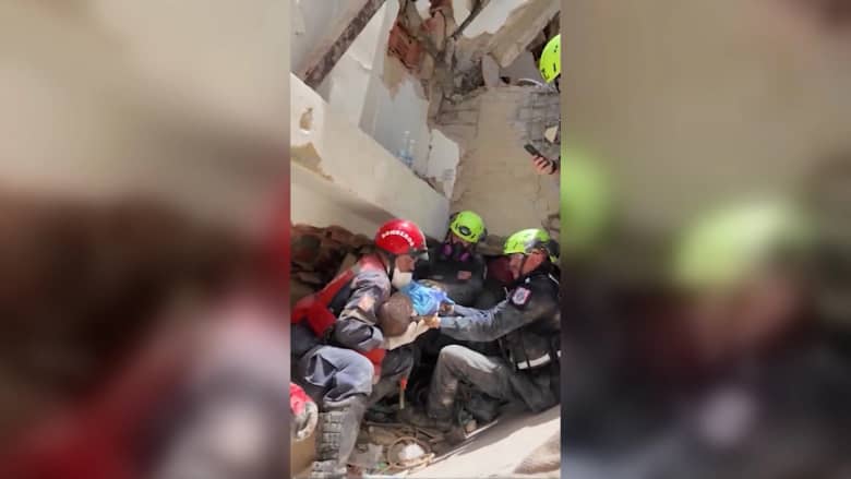 علا صوت بكائه.. شاهد إنقاذ رضيع من تحت الأنقاض بعد أيام من زلزال فنزويلا