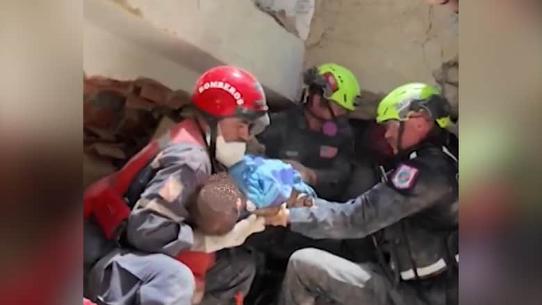 شاهد.. لحظة إنقاذ رضيع ووالدته من تحت أنقاض زلزال فنزويلا المدمر