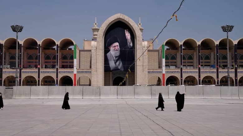 المراسم وتفاصيل الدفن.. مراسل CNN يشرح استعدادات إيران الضخمة لجنازة خامنئي
