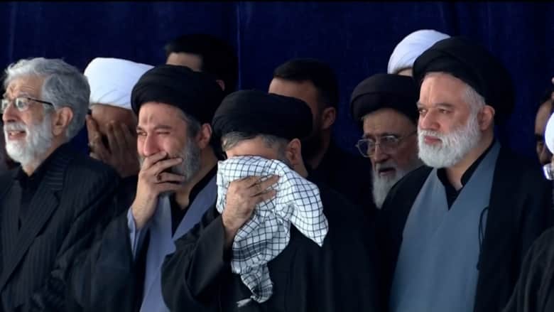 لقطات لأبناء علي خامنئي يبكون أثناء مراسم نقل نعشه.. ومجتبى لم يظهر معهم