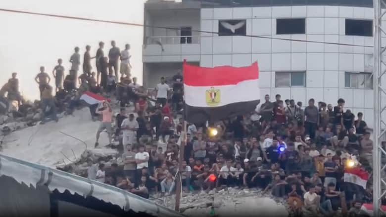 من بين المباني المدمرة.. فلسطينيون يهتفون لمصر أثناء المواجهة مع الأرجنتين