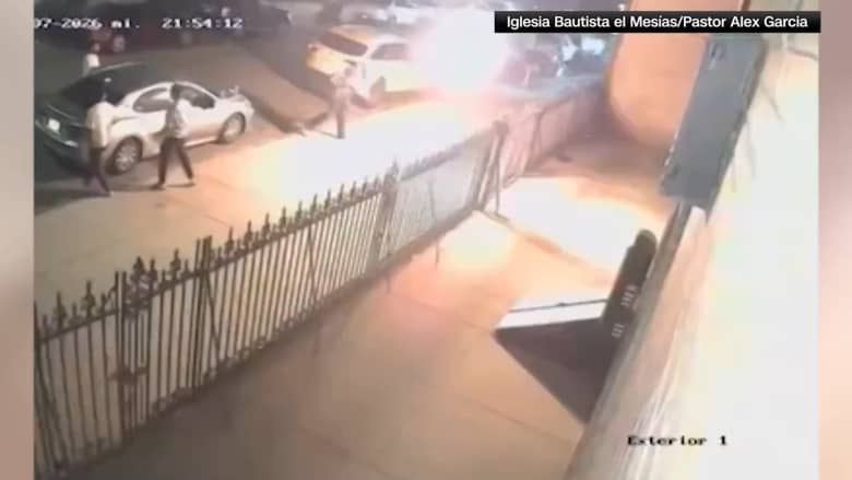لحظة إلقاء زجاجة حارقة على كنيسة في نيويورك