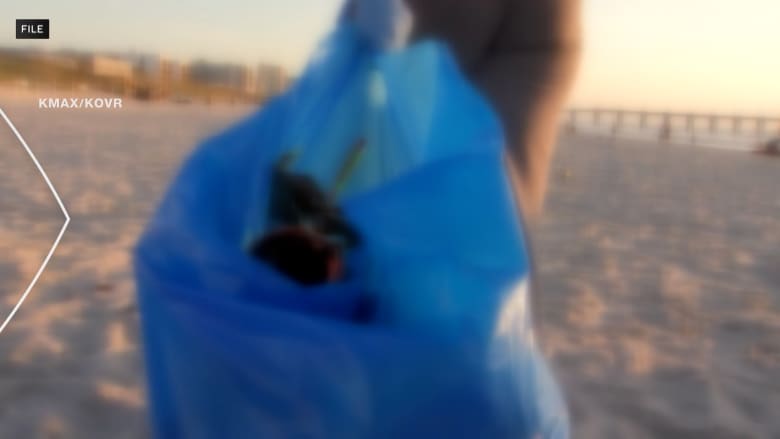 ظنها قطعة مهملة.. لعبة نارية تنفجر في يد رجل وتؤدي إلى بترها