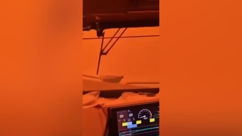 وسط ذعر الركاب.. شاهد حريق غابات يلتهم عربة قطار في كندا