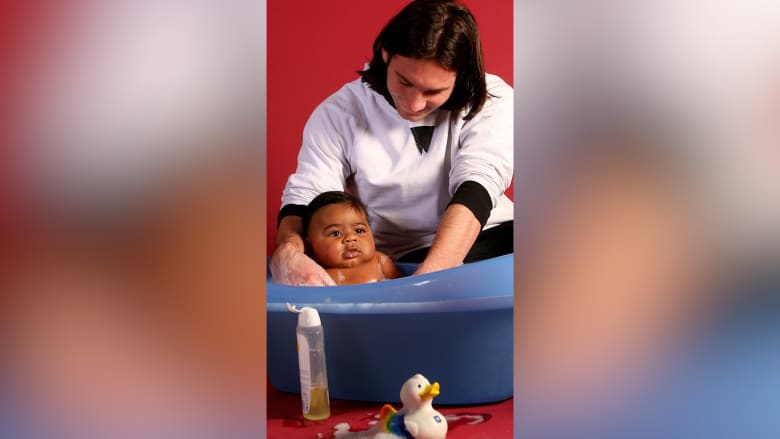 صورة نادرة تكشف أول لقاء بين ميسي والرضيع لامين يامال عام 2007.. ما قصتها؟