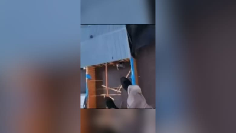 شاهد.. مروحية تنتشل عائلة حاصرتها مياه الفيضانات في تكساس