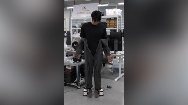 شاهد.. ملابس ذكية تلتف حول جسم مرتديها تلقائيًا في غضون 10 ثوانٍ