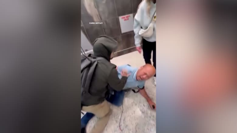 صرخ: "لا أعلم ما يفعلون".. شاهد لحظات مربكة لمحاولة اعتقال رجل بأمريكا