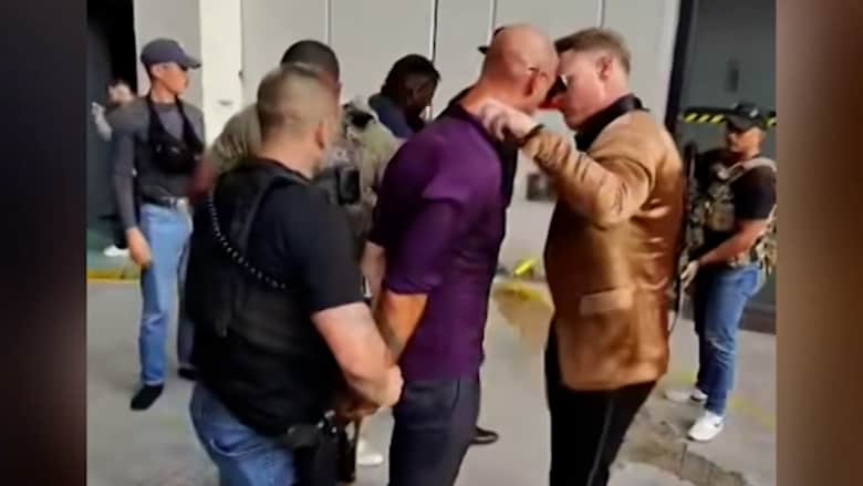 شاهد لحظة إلقاء القبض على الشقيقين "تيت" في أمريكا بعد اتهامات بينها الاغتصاب والاتجار بالبشر