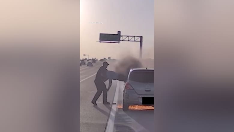 لحظات بطولية.. ضابط يسحب رجلاً بشجاعة من نافذة سيارة محترقة