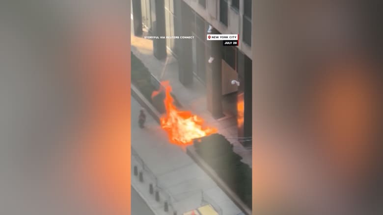 أشعل النار وهدد بـ"قتل أي شخص".. شاهد ما فعله مسلح أمام مبنى فيدرالي بنيويورك