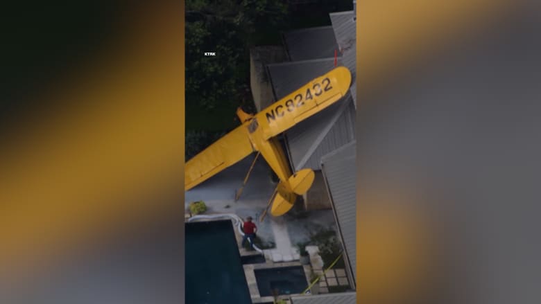 شاهد.. طائرة صغيرة تتحطم فوق منزل بعد محاولة هبوط فاشلة