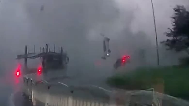 شاهد.. إعصار يقذف سيارتين في الهواء على طريق سريع بالصين
