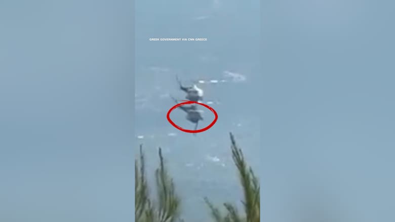 شاهد لحظة اصطدام مروحيتي إطفاء حرائق في اليونان