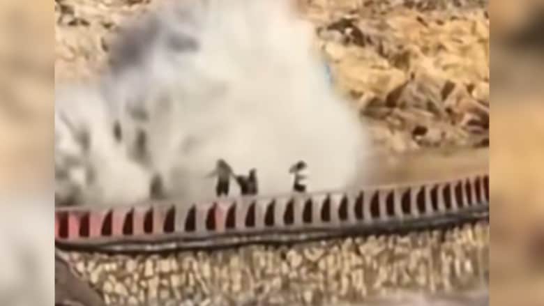 موجة عاتية تجرف صبيًا من البر إلى البحر بفعل إعصار "دولفين".. ومشاهد لرياح شديدة