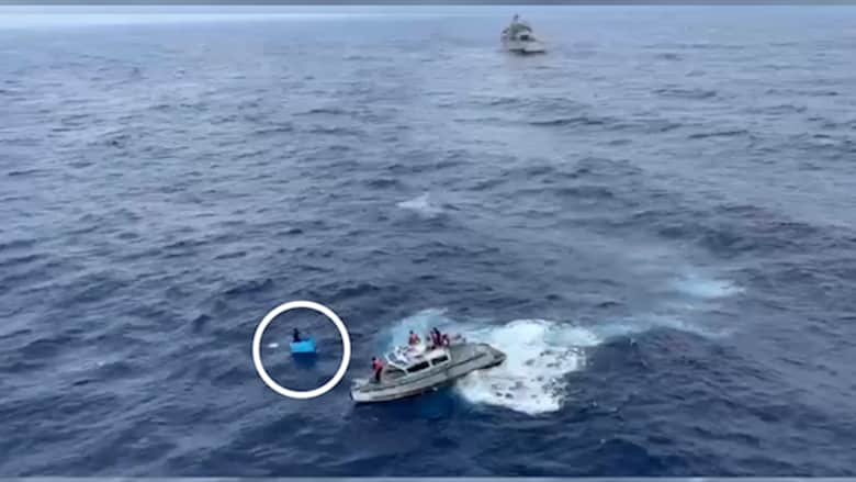 لحظة إنقاذ صيادين بعد أن جرفتهما المياه لمدة 5 أيام داخل صندوق تبريد دون طعام ولا ماء
