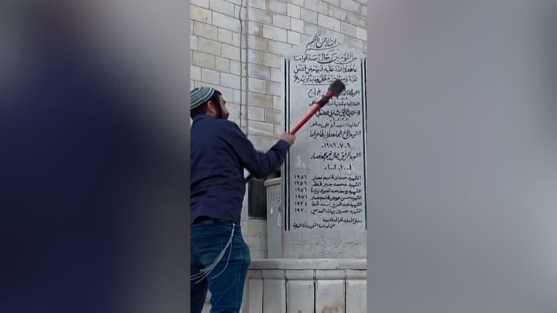 بحماية جنود إسرائيليين.. نائب يميني متطرف يحطم نصباً فلسطينياً في الضفة الغربية