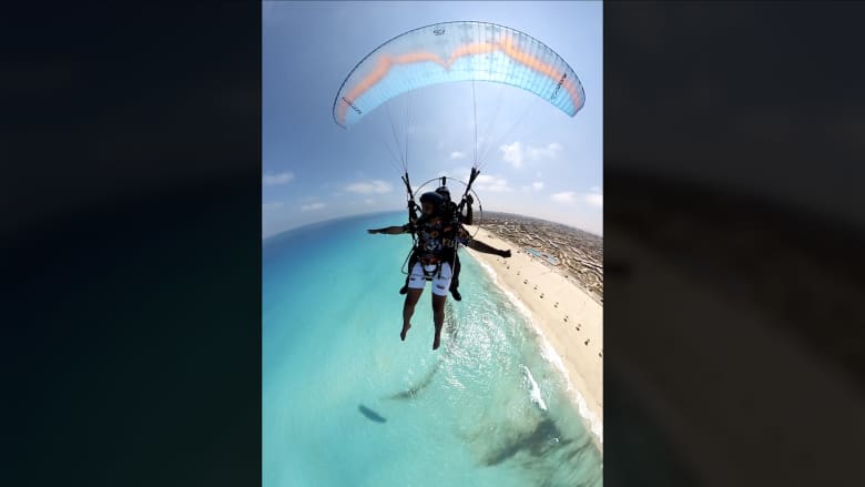 مصري يكشف سحر المياه الفيروزية في الساحل الشمالي