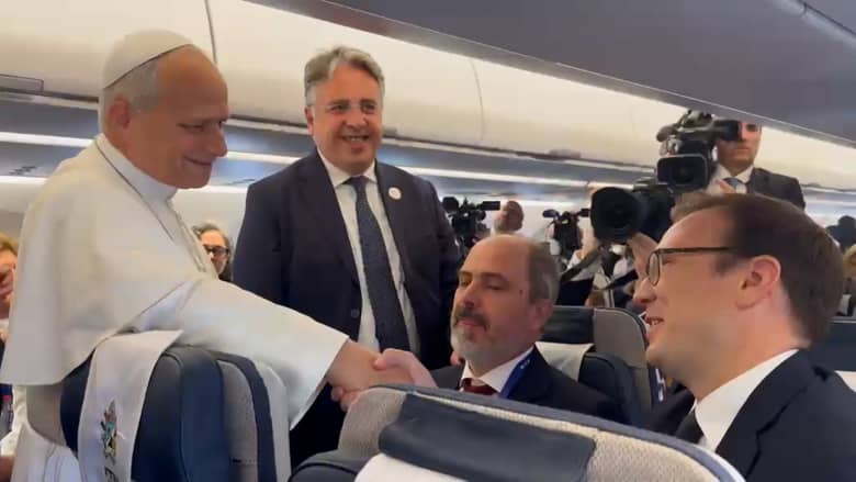 البابا يرد على سؤال مراسل CNN حول حظر ترامب الإعلامي
