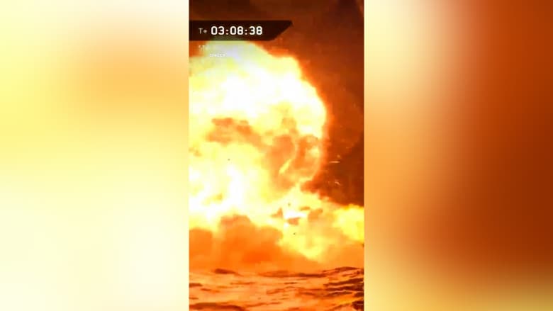 تحول إلى كرة لهب.. شاهد هبوط صاروخ "ستارشيب" في المحيط بعد نجاح رحلته