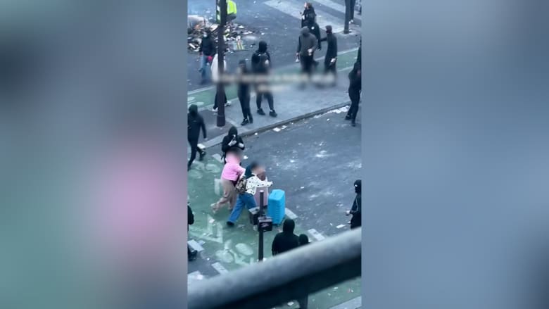 شاهد.. سياح يشقون طريقهم وسط الاحتجاجات في شوارع باريس