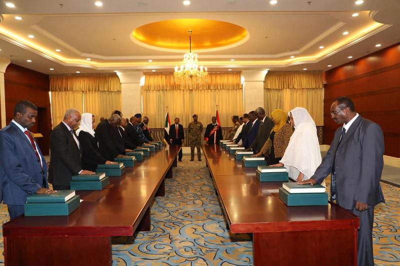 وزراء الحكومة الانتقالية في السودان يؤدون اليمين الدستورية