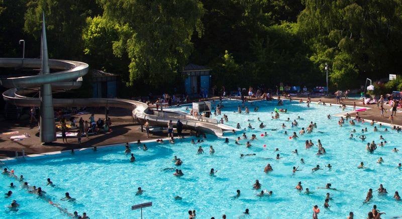 Een nieuwe beslissing in Berlijn.  Vrouwen kunnen nu topless zwemmen in zwembaden 