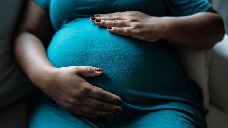 دراسة: تناول الحوامل حتى لأدنى مستويات الكافيين قد يؤثر على نمو الطفل