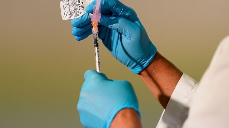 أمريكا تتجه لتقديم جرعات معززة سنوية للقاح فيروس كورونا.. لماذا؟