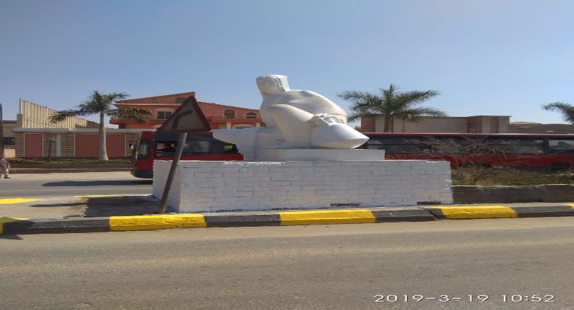 بساق عارية وأحمر شفاه.. لماذا أثار هذا التمثال المصري الجدل عبر وسائل التواصل؟