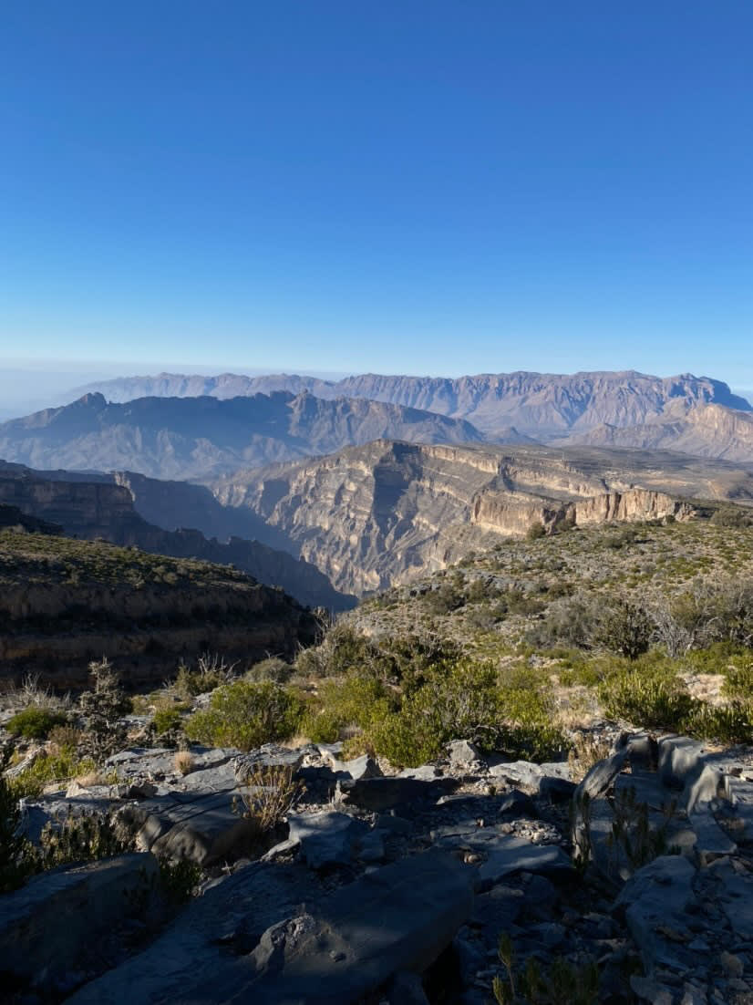 يستحق عناء المغامرة.. هكذا يبدو المشهد من أعلى قمة جبلية في عمان