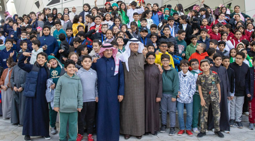 وزيري الطاقة والتعليم في السعودية مع مجموعة من الأطفال بصورة تذكارية 