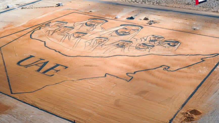 فنان فلبيني يحوّل شواطئ دبي الرملية إلى لوحات فنية
