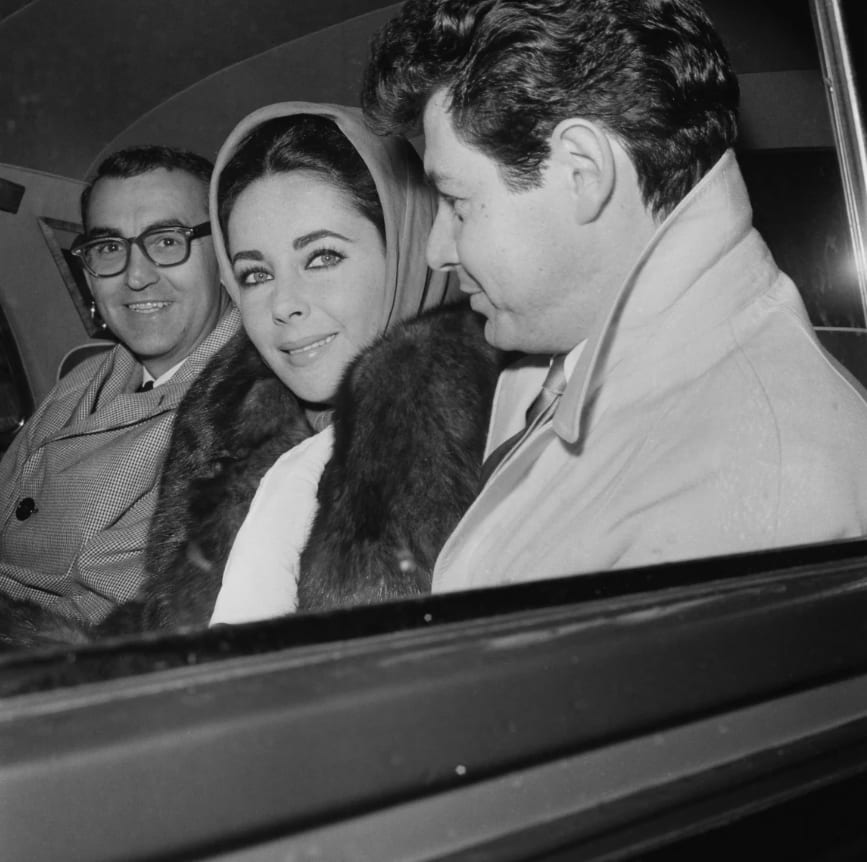 الوشاح يتربع على عرش صيحات إكسسوارات النجمات هذا الصيف