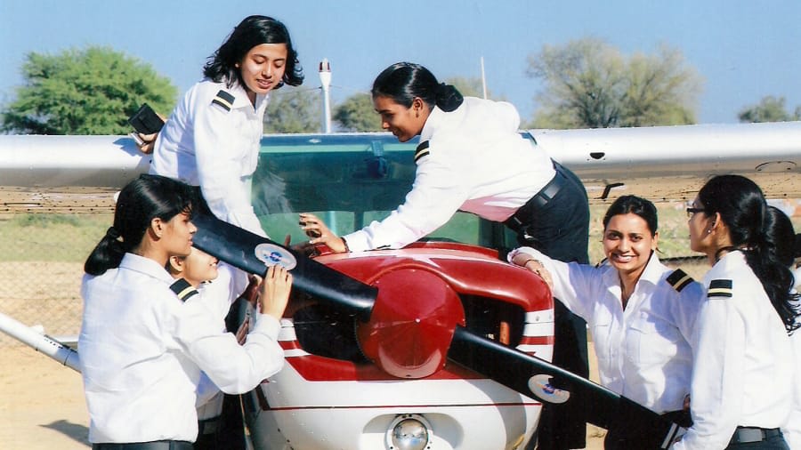 الهند تكسر عقلية العائلات التقليدية.. وتعلم الإناث التحليق في قطاع الطيران 