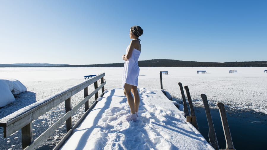 ما علاقة السباحة في الجليد بكون فنلندا أسعد دولة بالعالم؟