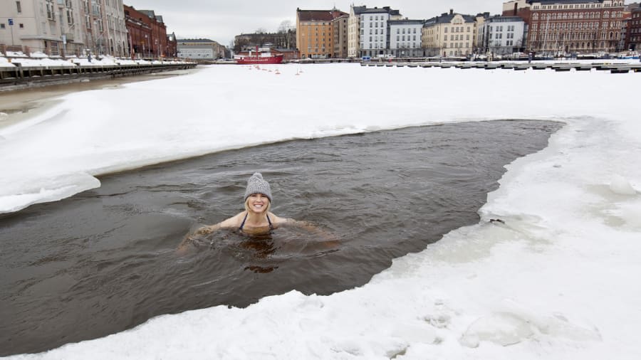 ما علاقة السباحة في الجليد بكون فنلندا أسعد دولة بالعالم؟