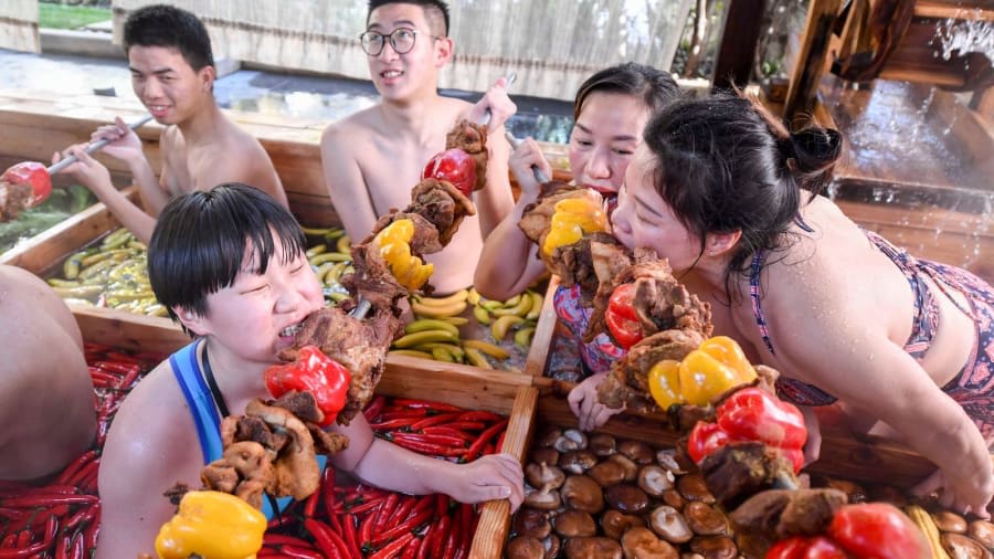 الصين تدعو السياح إلى الاستمتاع بـ"وعاء ساخن من البشر"