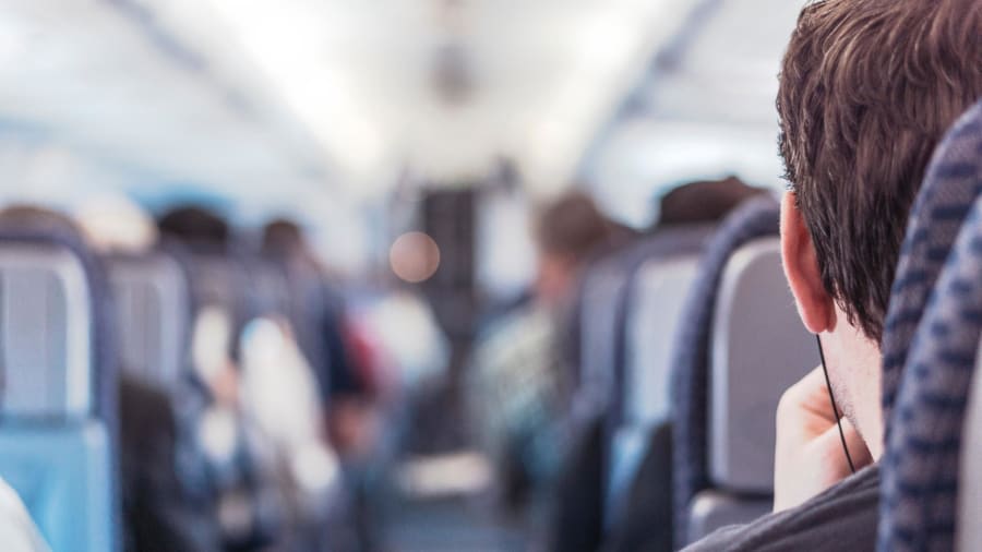 هل يمكن لكاميرات مقاعد الطائرة التجسس على المسافرين؟